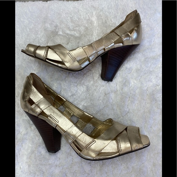 VINCE CAMUTO Peep Toe Sandal GOLD 8 - Picture 2 of 11